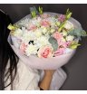 Симфония летнего сада: букет с розами и эустомой