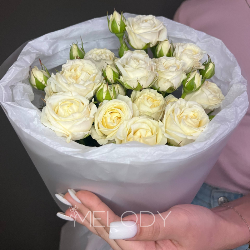 Снежное трио: кустовые розы в белом