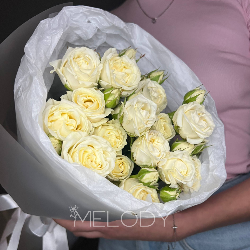 Снежное трио: кустовые розы в белом 2