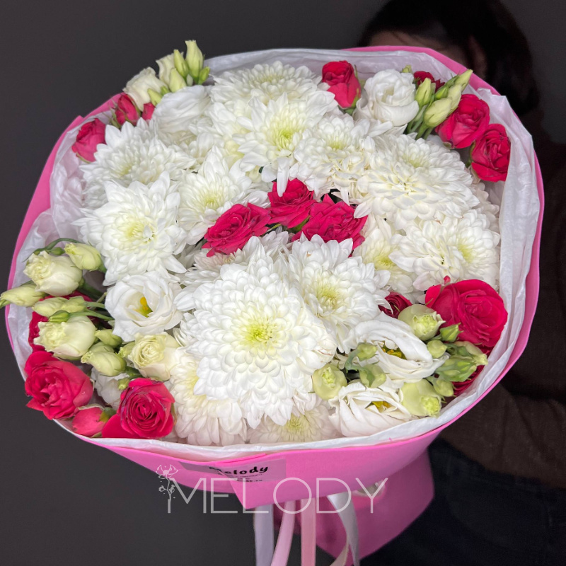 Розовая соната: гармония хризантем, роз и эустом