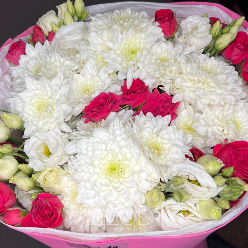 Розовая соната: гармония хризантем, роз и эустом 1