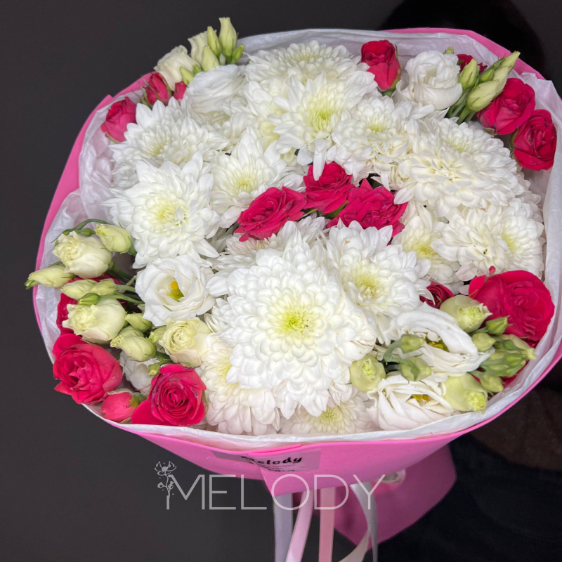 Розовая соната: гармония хризантем, роз и эустом 3