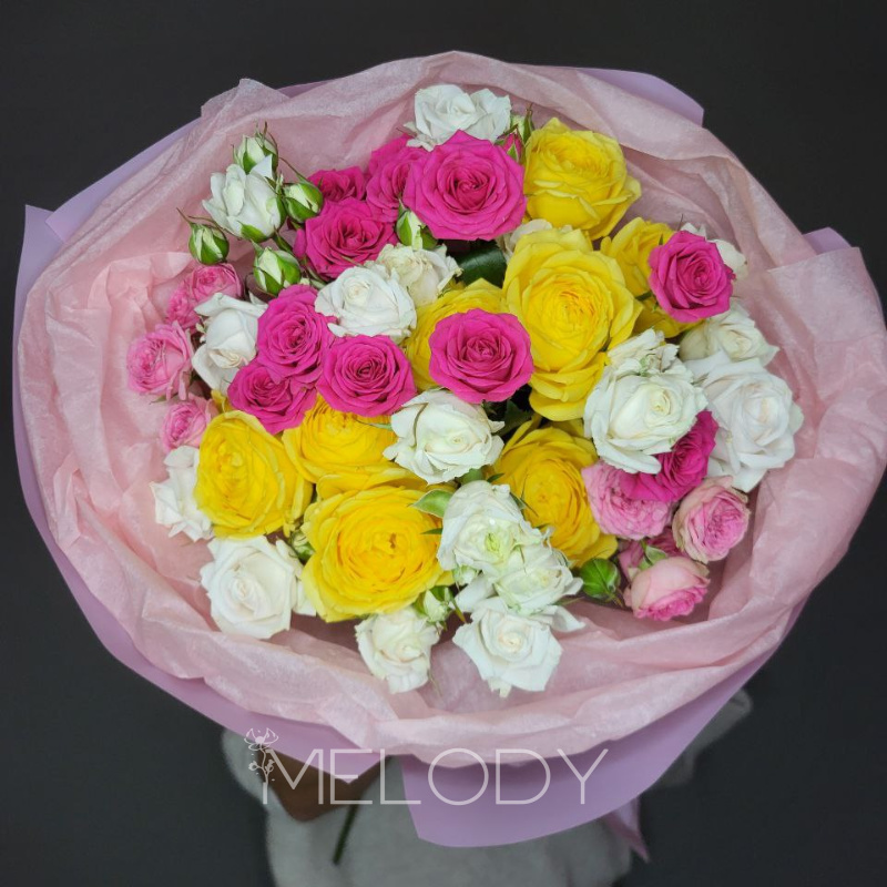 Одиннадцать ярких аккордов: микс кустовых роз