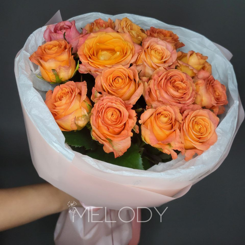 Апельсиновая симфония: 15 роз в розовом аккомпанементе 2