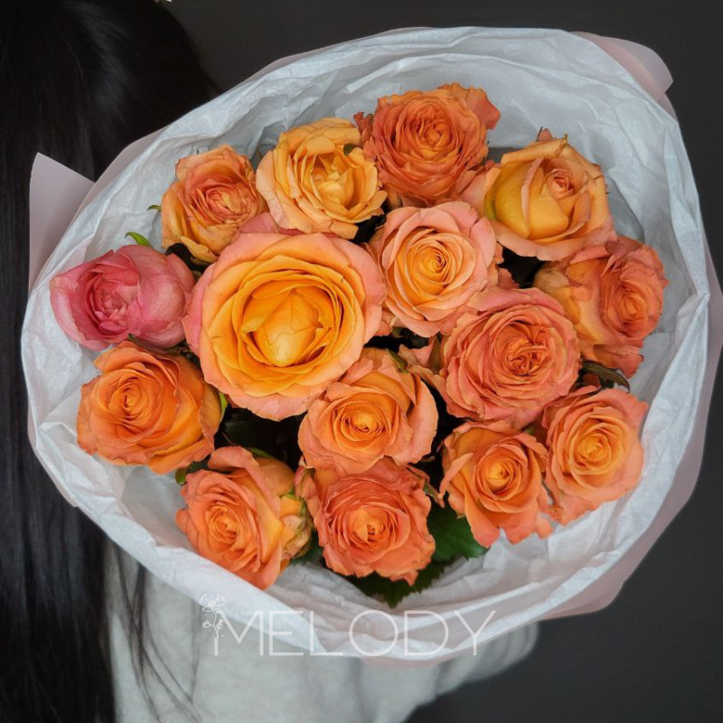 Апельсиновая симфония: 15 роз в розовом аккомпанементе