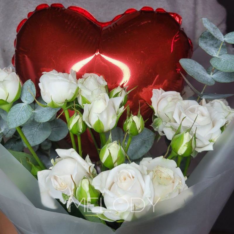 Сердечная баллада: букет с розами и воздушным шаром 3