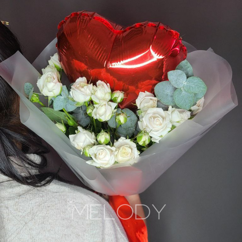 Сердечная баллада: букет с розами и воздушным шаром 1