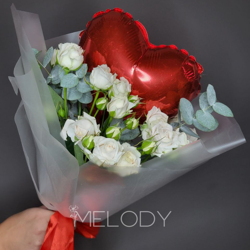 Сердечная баллада: букет с розами и воздушным шаром