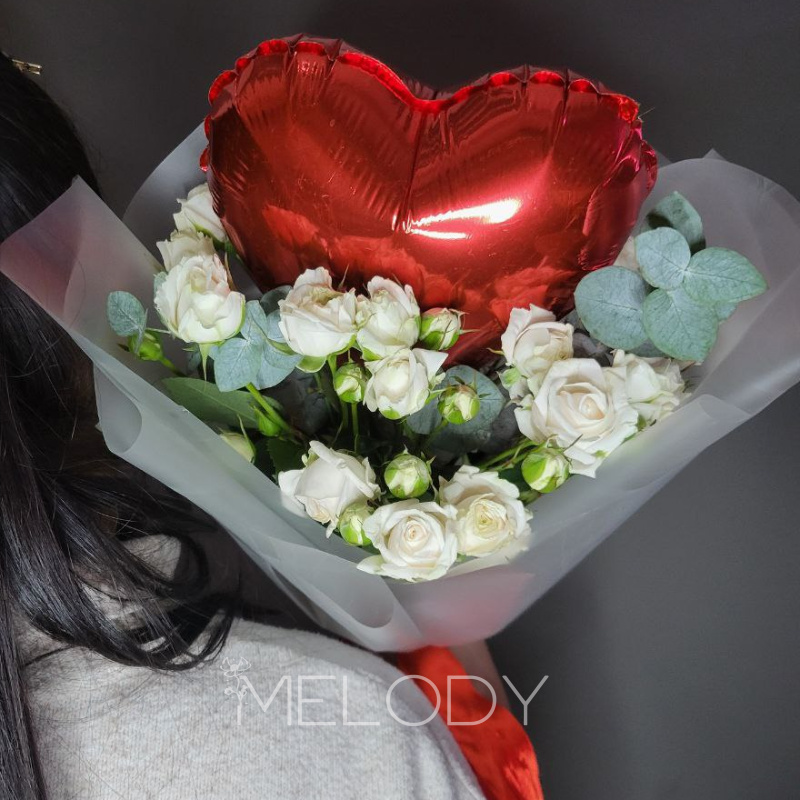 Сердечная баллада: букет с розами и воздушным шаром 2