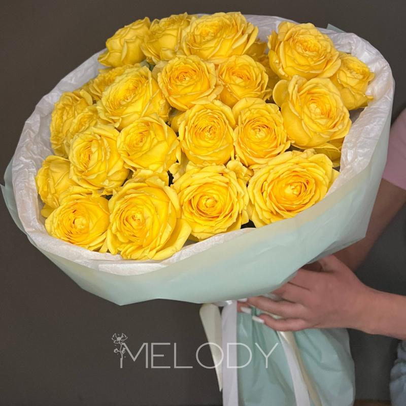 Желтая соната: 7 веток кустовой розы