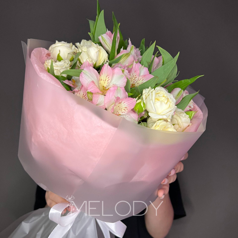 Нежный дуэт: 2 кустовые розы и 5 альстромерий 1