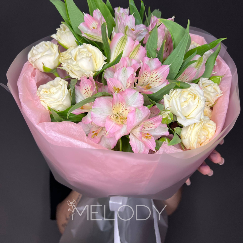 Нежный дуэт: 2 кустовые розы и 5 альстромерий