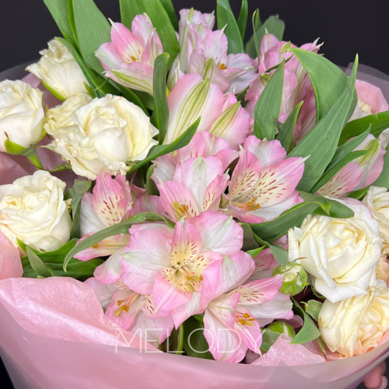 Нежный дуэт: 2 кустовые розы и 5 альстромерий 3