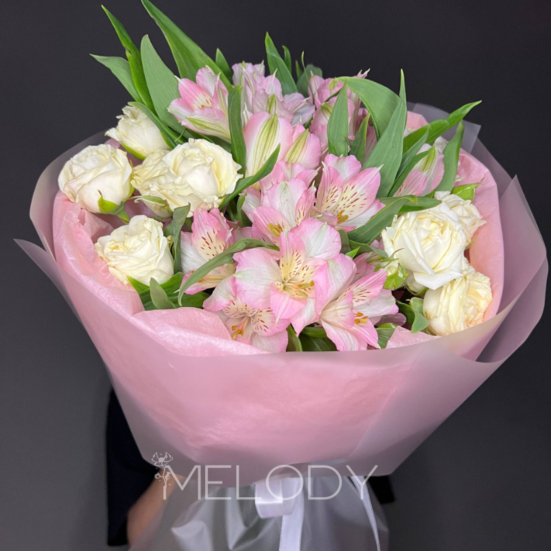 Нежный дуэт: 2 кустовые розы и 5 альстромерий 2