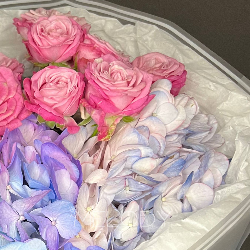 Яркая соната: дуэт гортензии и роз 3