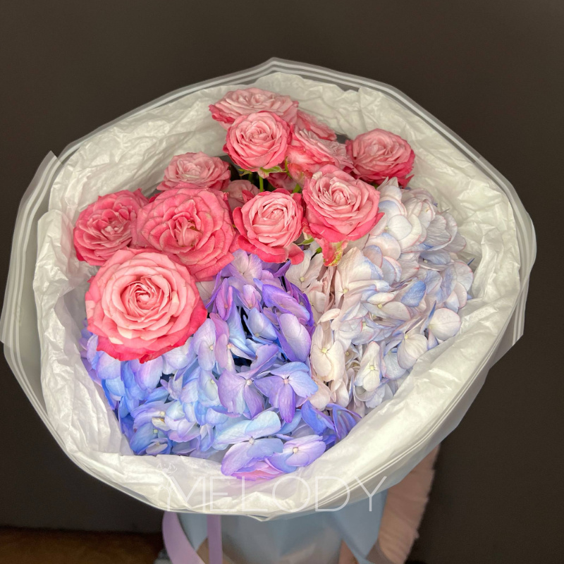 Яркая соната: дуэт гортензии и роз 1